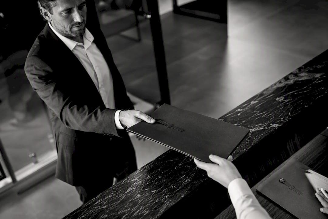 6 Factor Decision for CRE Brokers: Exclusivity vs Open Listings